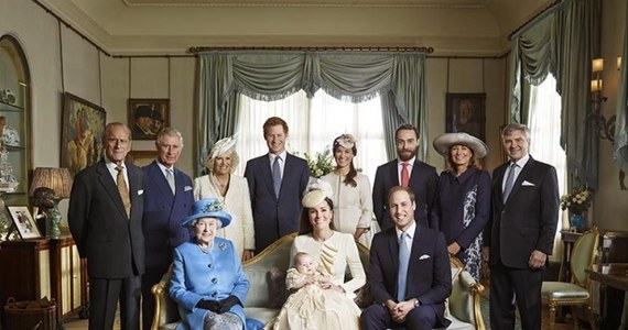 Brytyjska królowa Elżbieta II siedząca w towarzystwie swoich trzech następców – księcia Karola, księcia Williama i księcia Jerzego – z okazji chrzcin prawnuka monarchini. Buckingham Palace opublikował oficjalne zdjęcie rodziny królewskiej. To pierwszy przypadek od 120 lat, gdy na fotografii został uwieńczony brytyjski władca z trójką następców. Ostatnie takie zdjęcie zrobiono królowej Wiktorii. 