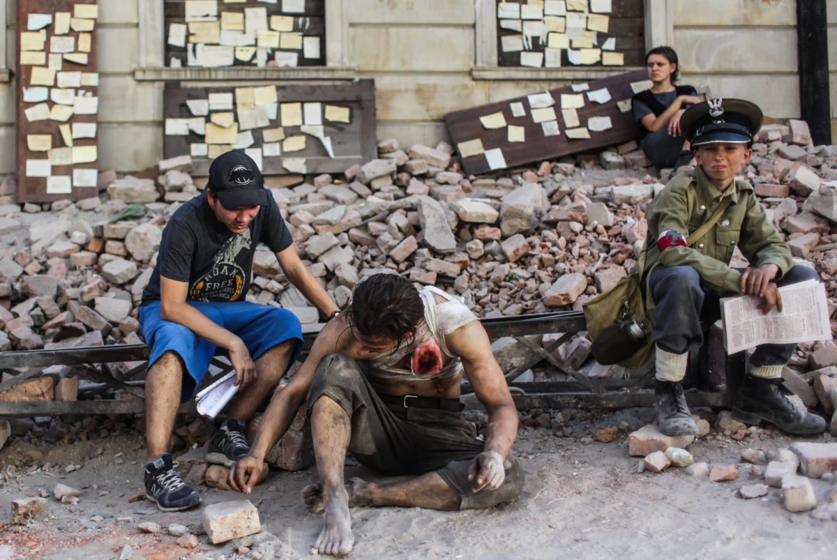 Kostiumy aktorów i scenografię, w tym sztuczny kanał - mogą obejrzeć uczniowie na planie filmu Jana Komasy o powstaniu warszawskim "Miasto44". Do świata dziesiątej muzy zaprasza młodych ludzi Wytwórnia Filmów Dokumentalnych i Fabularnych przy ul. Chełmskiej w Warszawie.