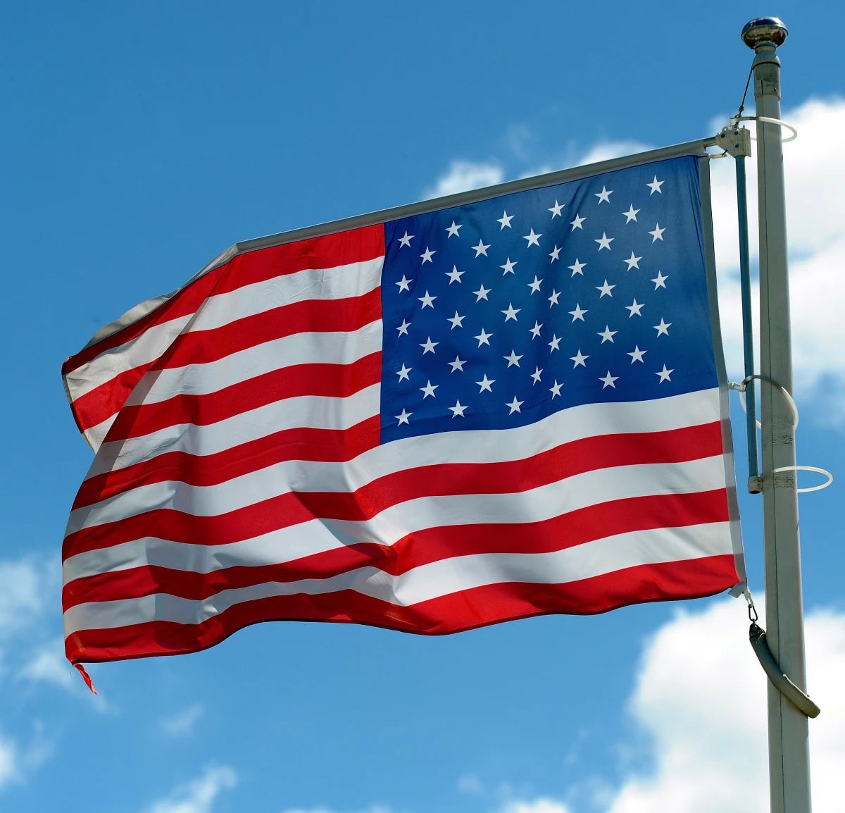 Ambasada USA w Berlinie prawdopodobnie kierowała akcją amerykańskich służb wywiadowczych, której celem była inwigilacja kanclerz Niemiec Angeli Merkel - poinformował niemiecki dziennik "Sueddeutsche Zeitung". Jak twierdzi gazeta, taki wniosek nasuwa się po lekturze materiałów, będących w posiadaniu byłego współpracownika amerykańskich służb specjalnych Edwarda Snowdena.  