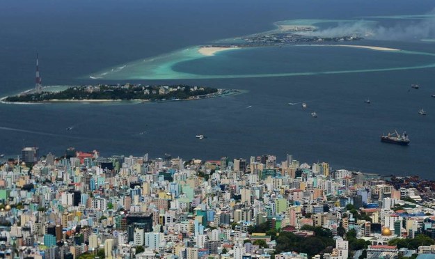 Każdego roku Malediwy odwiedza milion turystów. Terytorium tego państwa składa się z ponad tysiąca prawdziwie rajskich wysp. Ale niedaleko Male, stolicy Malediwów, tyka toksyczna bomba…