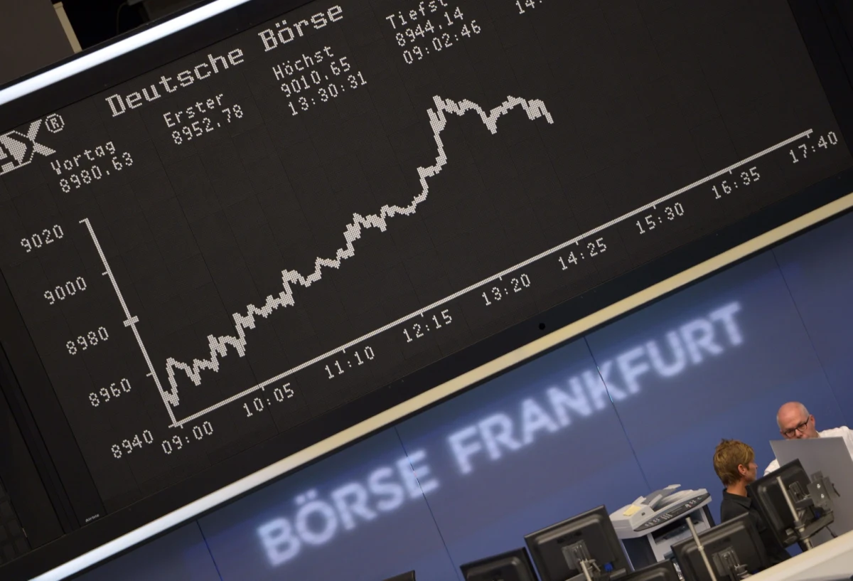 Główny niemiecki indeks giełdowy DAX przekroczył po raz pierwszy w swojej 25-letniej historii poziom 9 tys. punktów. Decydującym powodem wzrostu jest strumień pieniędzy płynący na rynki finansowe z banku centralnego USA (Fed) - pisze agencja dpa.  