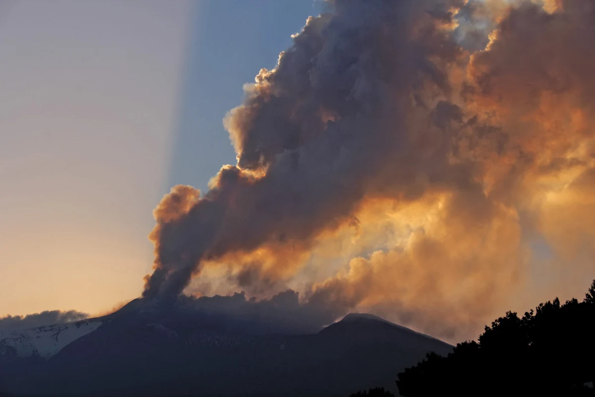 Wulkan Etna na Sycylii znów się obudził. Z jego południowo-wschodniego krateru unosi się widoczna z odległości wielu kilometrów chmura popiołu wulkanicznego. Wulkan wznowił swą aktywność o północy z soboty na niedzielę; już po raz 14. w tym roku.