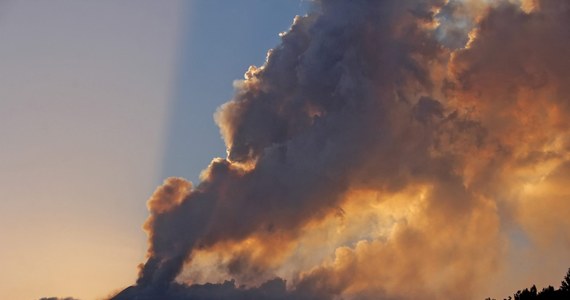 Wulkan Etna na Sycylii znów się obudził. Z jego południowo-wschodniego krateru unosi się widoczna z odległości wielu kilometrów chmura popiołu wulkanicznego. Wulkan wznowił swą aktywność o północy z soboty na niedzielę; już po raz 14. w tym roku.