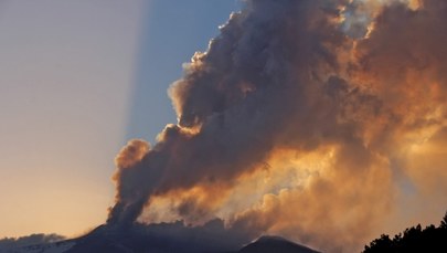 Etna znów straszy. Wulkan pluje lawą