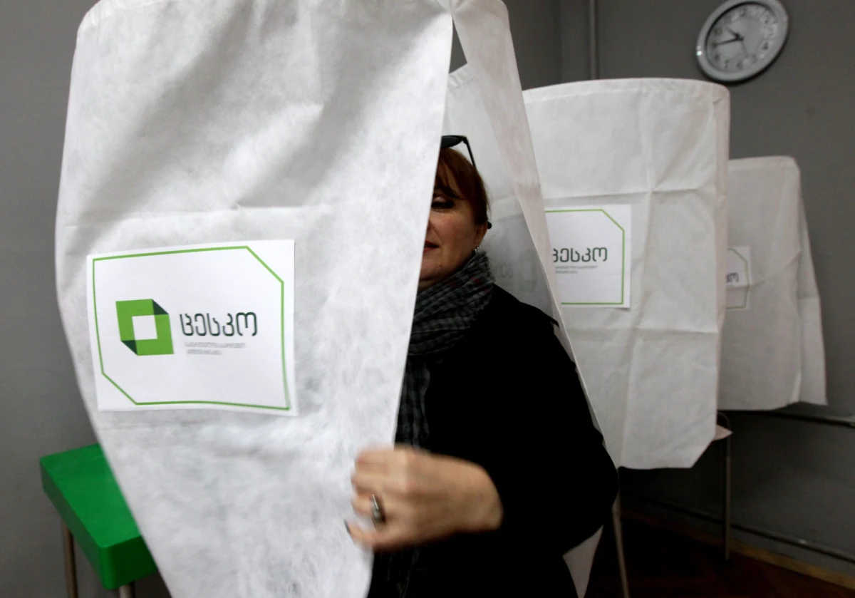 ​W Gruzji rozpoczęły się wybory prezydenckie, które wyłonią następcę kończącego drugą kadencję Micheila Saakaszwilego. O najwyższy urząd w państwie rywalizuje 23 kandydatów.   