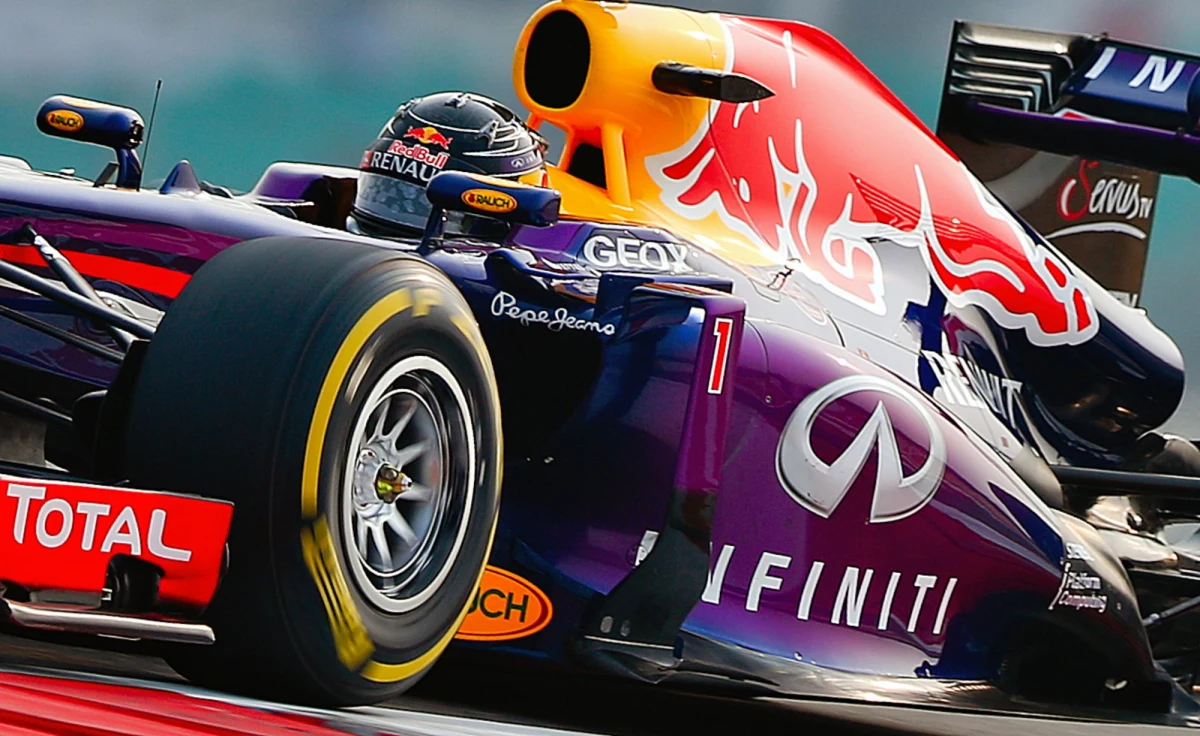 Sebastian Vettel wygrał Grand Prix Indii Formuły 1 i zapewnił sobie czwarty z rzędu tytuł mistrza świata. Niemiec wygrał dziesiąty wyścig w tym sezonie.