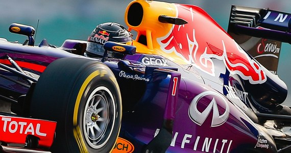 Sebastian Vettel wygrał Grand Prix Indii Formuły 1 i zapewnił sobie czwarty z rzędu tytuł mistrza świata. Niemiec wygrał dziesiąty wyścig w tym sezonie.