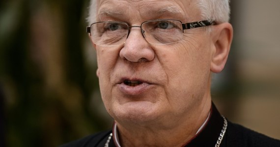 Sprawa pedofilii jest pretekstem do tego, by zniszczyć w oczach wiernych autorytet biskupów - powiedział w rozmowie z "Rzeczpospolitą" abp Józef Michalik, przewodniczący Konferencji Episkopatu Polski. "Próbuje mi się zadać śmierć moralną. Śmierć medialną. Chodzi o podważenie autorytetu" - uważa metropolita przemyski. Deklaruje chęć spotkania z ofiarami księży pedofilów.  