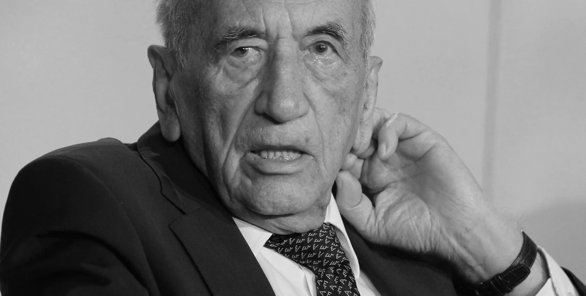 „Przeszłość odkreślamy grubą linią. Odpowiadać będziemy jedynie za to, co uczyniliśmy, by wydobyć Polskę z obecnego stanu załamania” - mówił Tadeusz Mazowiecki 24 sierpnia 1989 roku w dniu objęcia stanowiska szefa pierwszego niekomunistycznego rządu w Polsce. Polityk, publicysta i działacz społeczny. Zmarł dziś w wieku 86 lat.