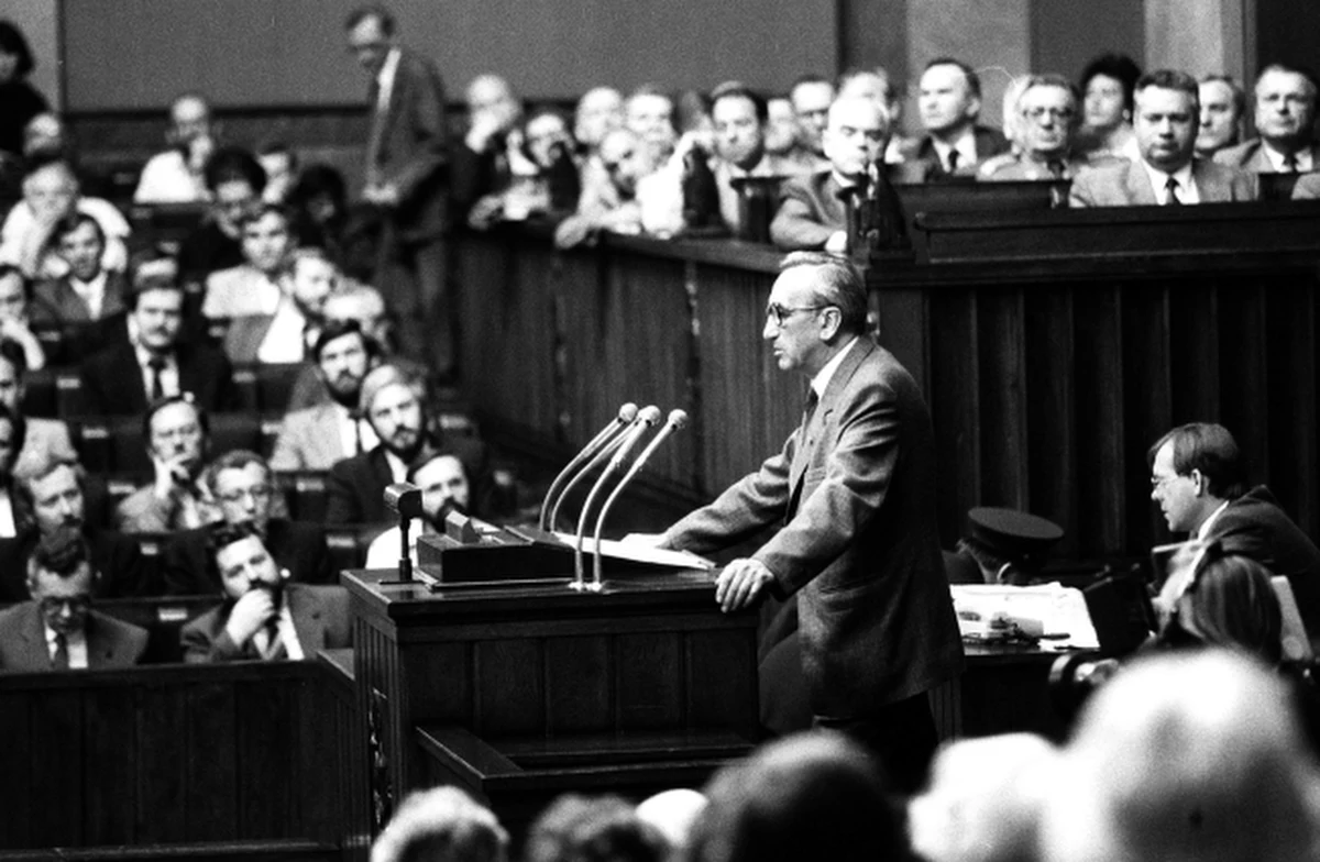 „Tadeusz Mazowiecki nie był znany z błyskawicznych decyzji. Decyzję podejmował po spokojnej rozwadze, ale potem w sposób niesłychanie odważny, dzielny” - tak Mazowieckiego wspomina Janusz Onyszkiewicz, rzecznik prasowy opozycji podczas obrad Okrągłego Stołu w ‘89 roku, potem minister obrony w rządzie Mazowieckiego. Tadeusz Mazowiecki zmarł dziś nad ranem. Miał 86 lat.