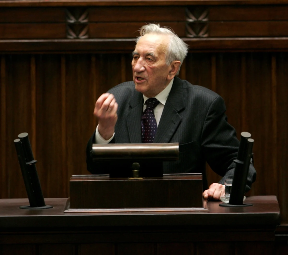 "Odszedł mąż stanu, wielki obywatel, pierwszy premier wolnej Polski, który dzięki swoim cechom, takim jak równowaga, tolerancja, dzięki całkowitemu brakowi agresji i nienawiści sprawił, że ten rząd mógł czegoś dobrego dokonać” – tak zmarłego nad ranem Tadeusza Mazowieckiego wspomina Kazimierz Kutz. Reżyser podkreśla, że „Polska straciła cenny klejnot”.