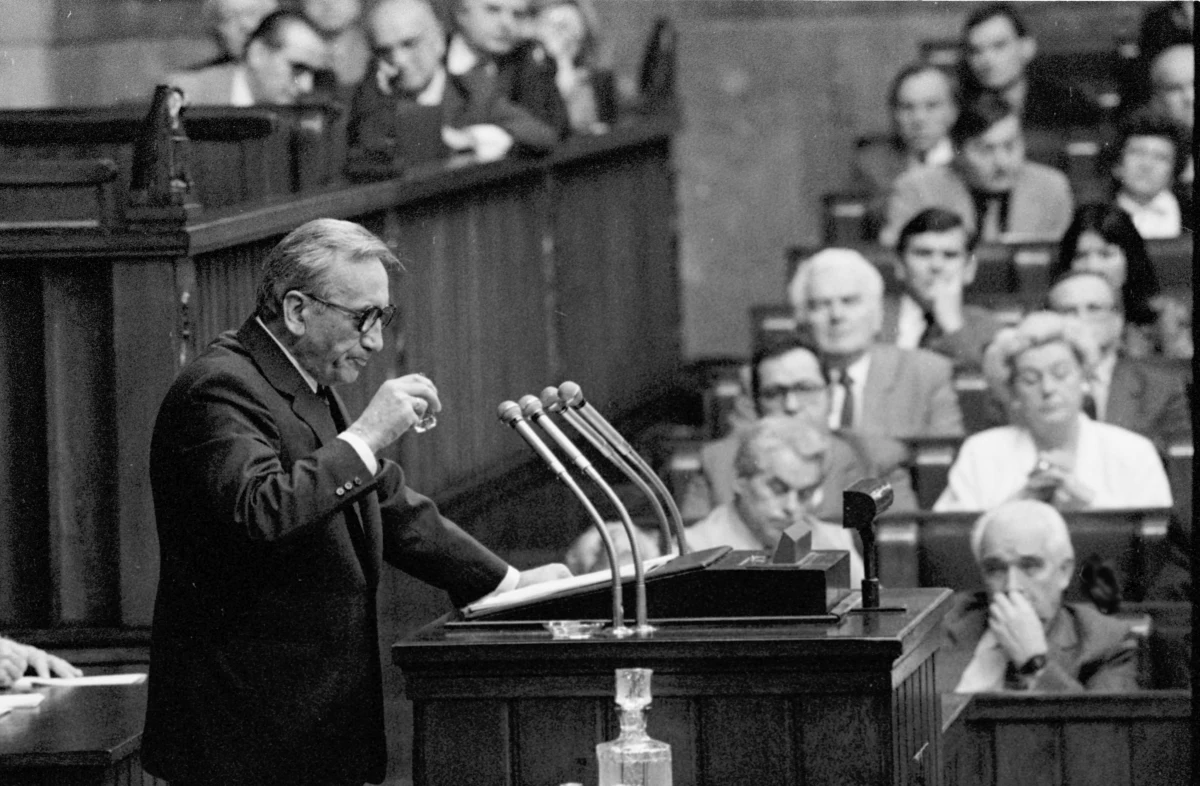 Tadeusz Mazowiecki, powołany 24 sierpnia 1989 r. przez Sejm na urząd premiera, był pierwszym niekomunistycznym szefem rządu w Polsce po II wojnie światowej. Do listopada 1990 r. przeprowadził on reformy gospodarcze i dekomunizację państwa, stając się symbolem przemian ustrojowych w Polsce. Tadeusz Mazowiecki zmarł dziś nad ranem. Miał 86 lat.