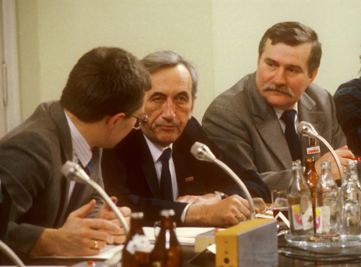 "To był najlepszy premier, jaki nam się zdarzył do dziś" – tak o zmarłym dziś Tadeuszu Mazowieckim mówi były prezydent Lech Wałęsa. "Szkoda, że odchodzą tacy wielcy ludzie, tym bardziej, że w Polsce ta demokracja trochę szwankuje, problemy wielkie, więc przydałby się nam. Ale z tego co widać, potrzeby po tamtej stronie też są jakieś większe" - powiedział Wałęsa.