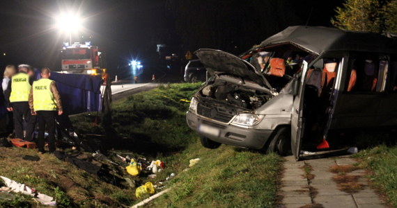 Dwie osoby ranne we wczorajszym wypadku samochodowym pod Gnojnikiem w Małopolsce nadal znajdują się w ciężkim stanie. W szpitalach przebywa jeszcze sześć z ośmiu ofiar, które ucierpiały w zderzeniu busa z samochodem dostawczym. W wypadku zginęły trzy osoby - dwie na miejscu, a jedna zmarła w drodze do szpitala.