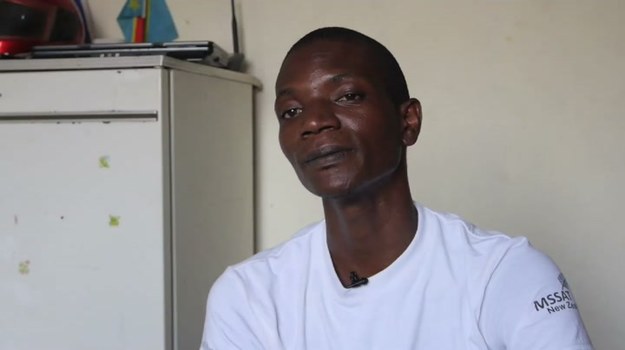 „Lepiej byłoby, gdyby mnie zabili” – to słowa Stephena, który wielokrotnie padł ofiarą gwałtu zbiorowego w obozie wojskowym w ogarniętej krwawym konfliktem Demokratycznej Republice Konga. Po tygodniu gehenny mężczyźnie udało się uciec do Ugandy.


W Demokratycznej Republice Konga gwałt jest narzędziem walki. Gwałcone są zarówno kobiety, jak i mężczyźni. Ci ostatni niechętnie proszą o pomoc. Boją się, że zostaną uznani za słabych – albo że zostaną im przypisane homoseksualne skłonności. Zostają sami ze swoją traumą. Tymczasem gwałty na mężczyznach wcale nie są zjawiskiem marginalnym, czego dowodzą statystyki.