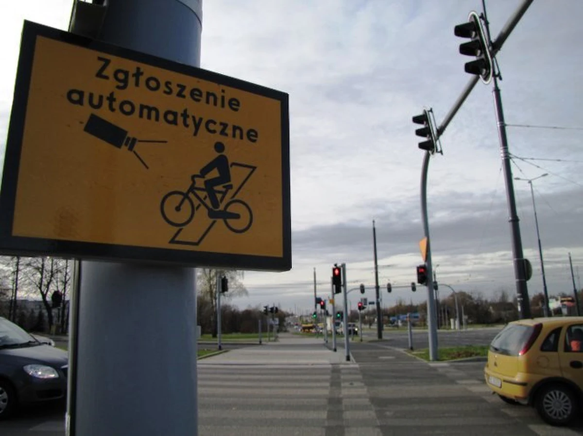 Na dwóch łódzkich skrzyżowaniach pojawiły się rowerowe fotoradary. To chyba pierwsze w Polsce urządzenia tego typu, które zamiast dyscyplinować, pomagają. Maszyny rejestrują nadjeżdżającego cyklistę i zmieniają mu światło na ścieżce na zielone.