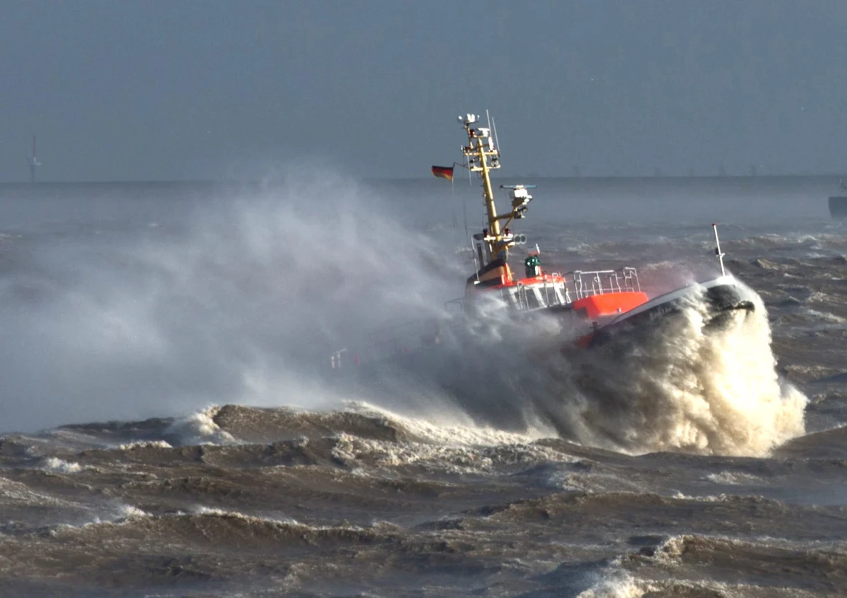 Słabnie huragan "Simone", który jeszcze wieczorem szalał na Bałtyku. W tej chwili siła wiatru ma tam 4 stopnie w skali Beauforta. "Uspokoiło się, promy pływają" - usłyszeliśmy w kapitanacie w Świnoujściu. W Europie Zachodniej wichura zostawiła po sobie śmiertelne żniwo. Nie żyje co najmniej 13 osób. Wiatr dał się we znaki nad Anglią, Belgią, Francją, Niemcami i Holandią.