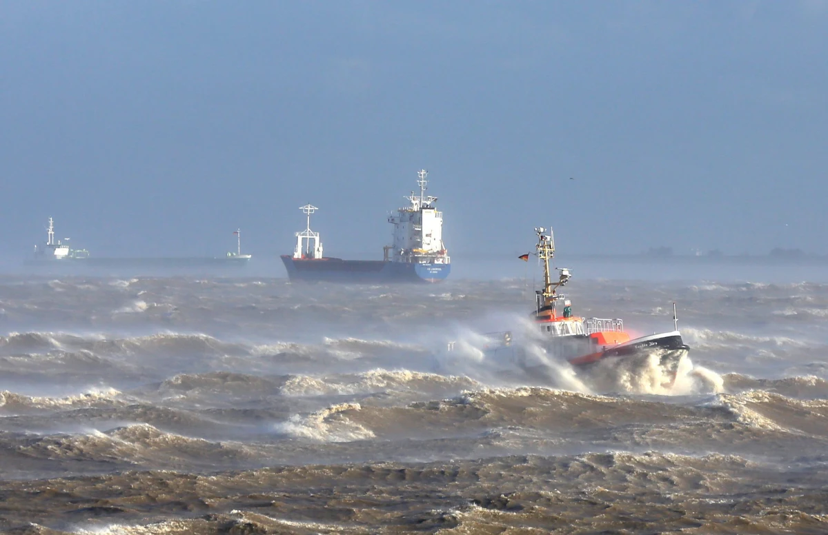 Kursujący między południową Szwecją a Gdynią prom towarowo-pasażerski Stena Alegra osiadł na mieliźnie nieopodal Karlskrony. Powodem jest zerwana kotwica - poinformowała szwedzka straż przybrzeżna. Trwa akcja zapobiegająca wyciekowi paliwa. 