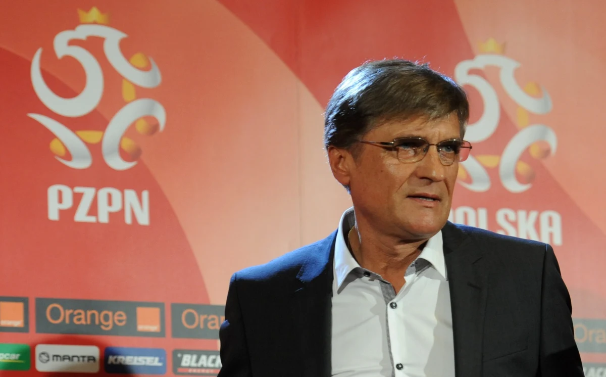 "Będę robił wszystko, żeby nie zawieść prezesa Zbigniewa Bońka i kibiców". Tak Adam Nawałka zaczął pierwszą w roli trenera reprezentacji Polski konferencję prasową. "Jestem przygotowany do pełnienia tej zaszczytnej  funkcji i z pewnością ta misja, czyli awans do mistrzostw Europy 2016 to cel, który osiągniemy" - dodał. "Rozmowa o moich zarobkach trwała 30 sekund" - zapewnił selekcjoner. 