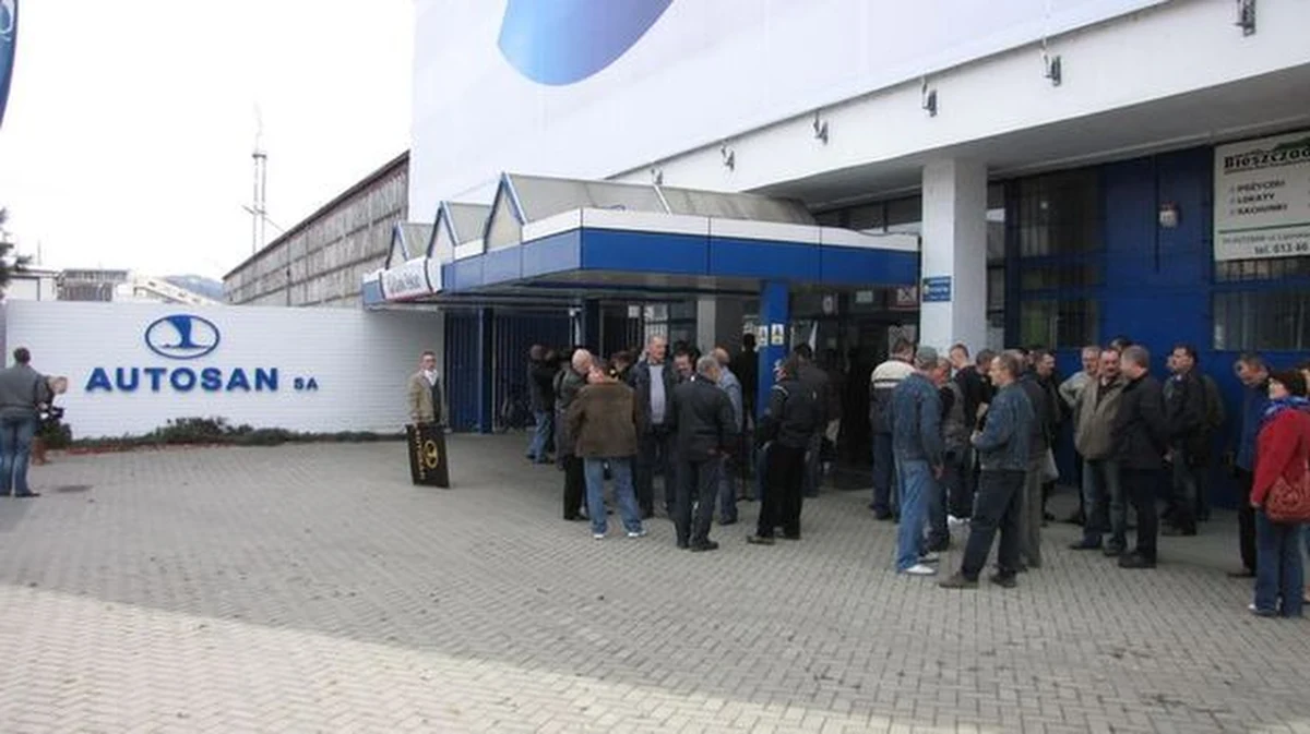 Pół tysiąca pracowników firmy Autosan z Sanoka dostało wypowiedzenia. To konsekwencja ogłoszenia upadłości zakładu produkującego autobusy. Ale jest szansa, że niektórzy z nich - a może i wszyscy - wkrótce znów będą pracować w Autosanie. 