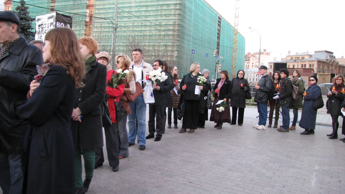 Przez cały dzień przy dawnej siedzibie KGB na moskiewskiej Łubiance krewni ofiar stalinowskiego terroru odczytywali nazwiska rozstrzelanych. „Trzeba przywrócić imiona i nazwiska ofiarom represji” – tłumaczyli naszemu korespondentowi uczestnicy akcji, którzy przyszli pod Kamień Sołowiecki.