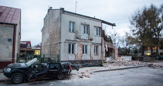 Częściowo zawaliła się kamienica przy ulicy Kaczorowskiego w Kielcach. Prawdopodobnie podczas prac budowlanych runęła jedna ze ścian budynku. Gruz przysypał zaparkowany w pobliżu samochód. Na szczęście nikomu nic się nie stało. 