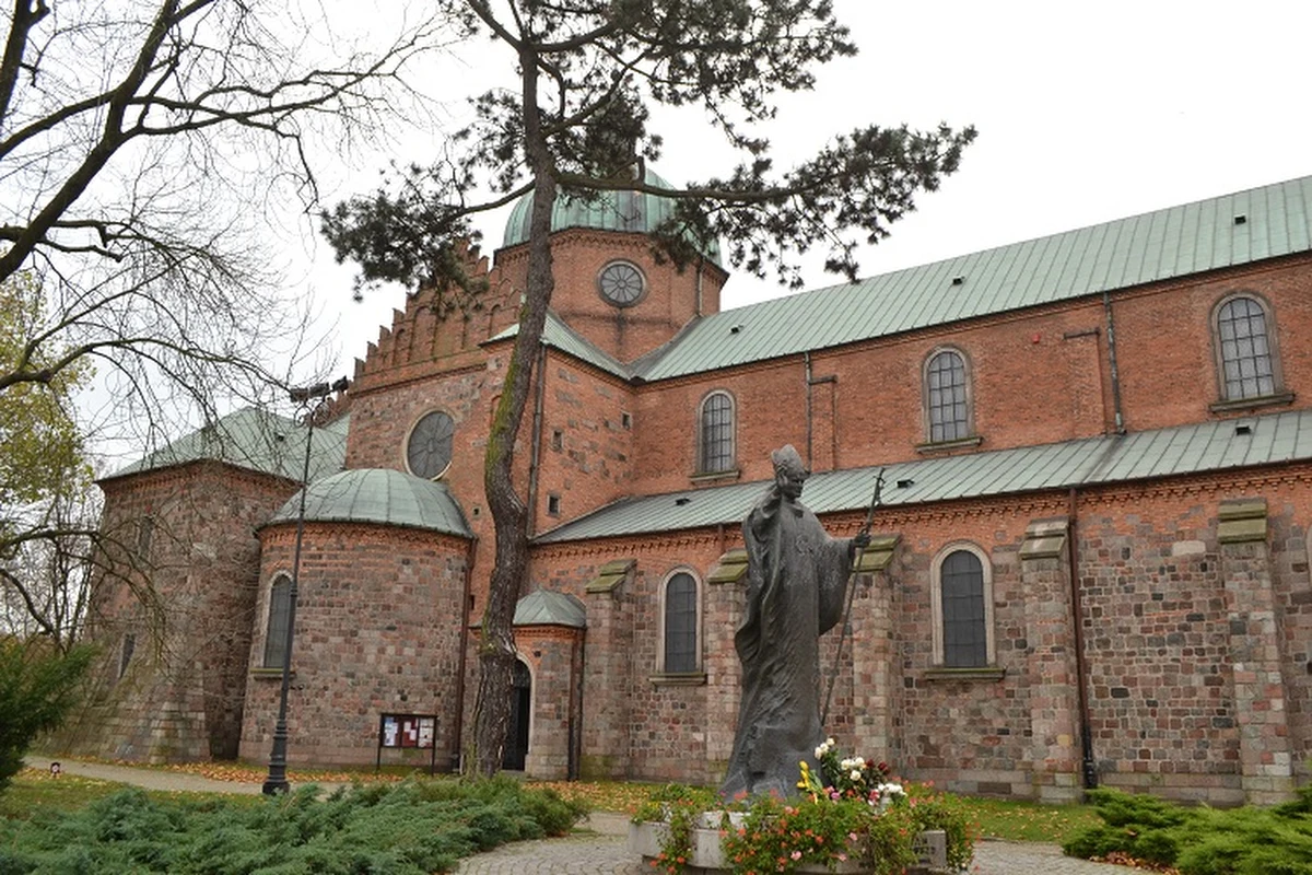 W Katedrze Płockiej, najstarszej rzymskokatolickiej świątyni w kraju, znajdują się historyczne groby dwóch władców Polski: Władysława Hermana i Bolesława Krzywoustego. Spoczywa tam też piętnastu książąt mazowieckich. Ciekawią was tajemnice pochówku tych postaci? Odkrywamy je razem z księdzem Stefanem Cegłowskim.