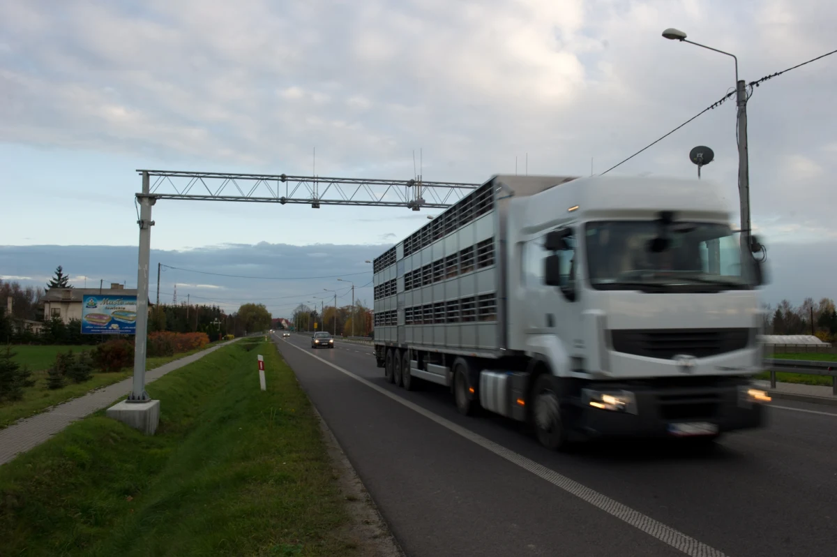 Najwyższa Izba Kontroli ma wątpliwości, czy bramownice systemu viaTOLL są bezpieczne dla kierowców. NIK nie wyklucza, że zawiadomi w tej sprawie prokuraturę. A system viaTOLL się rozrasta - od dziś obejmuje prawie 340 kilometrów nowych dróg. 