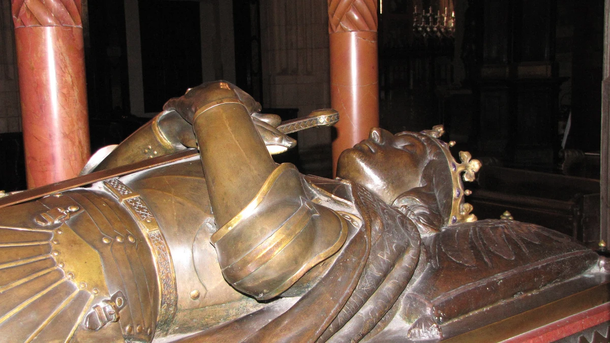 Bolesław Śmiały i Władysław III Warneńczyk – to dwaj polscy królowie, których nigdy godnie nie pochowano. Nie mają swoich grobów, bo ich losy kryje tajemnica, a ciał zmarłych władców nigdy nie odnaleziono.  Ten pierwszy salwował się ucieczką z Polski po śmierci biskupa Stanisława, drugi zginął w bitwie pod Warną. Ale czy aby na pewno?