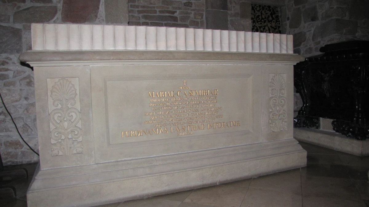 Królowa Polski, żona Jana III Sobieskiego zmarła w styczniu 1716 roku na zamku w Blois. Trumnę z ciałem przeniesiono do kaplicy św. Eustachego w kościele św. Zbawiciela, a serce królowej złożono w urnie w miejscowym kościele jezuitów. Urna zaginęła w czasie rewolucji francuskiej, a trumna w nieznanych okolicznościach została przewieziona do Polski w 1717 roku. 