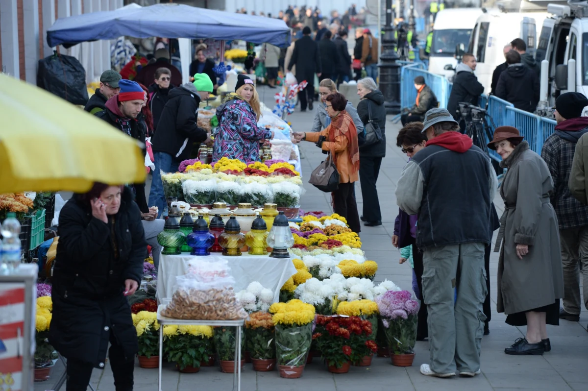Ta notatka, zgodnie z obietnicą, miała być poświęcona najczęściej popełnianym przy stole błędom. Mamy jednak 1 listopada, Dzień Wszystkich Świętych, w którym tradycyjnie odwiedzamy groby bliskich. Przerwijmy więc na chwilę wątek stołu, a w zamian powiedzmy parę zdań o zachowaniu na cmentarzu.