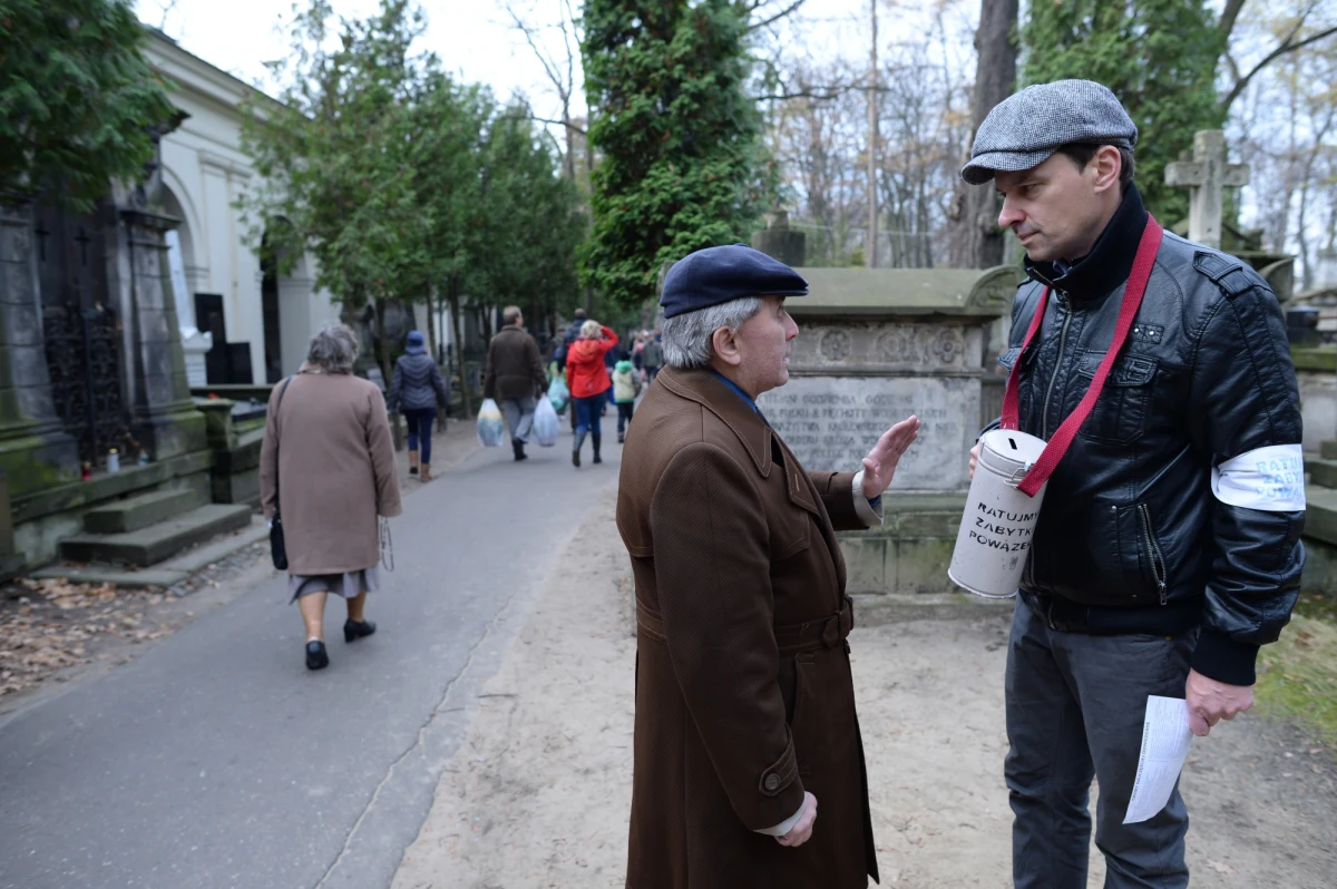 W dniu Wszystkich Świętych warszawiacy na stołecznych nekropoliach czczą pamięć swoich najbliższych, którzy odeszli. Na Cmentarzu Powązkowskim tłumnie odwiedzają także groby zasłużonych rodaków. Na rzecz odbudowy zabytków Starych Powązek kwestują artyści i dziennikarze.