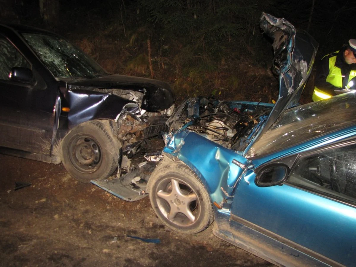 Poważny wypadek w Dzianiszu na Podhalu. Zderzyły się tam czołowo dwa samochody osobowe. Siedem osób zostało przewiezionych do szpitala. Wśród poszkodowanych jest kobieta w zaawansowanej ciąży. Kierowca, który spowodował wypadek, najprawdopodobniej był pijany.