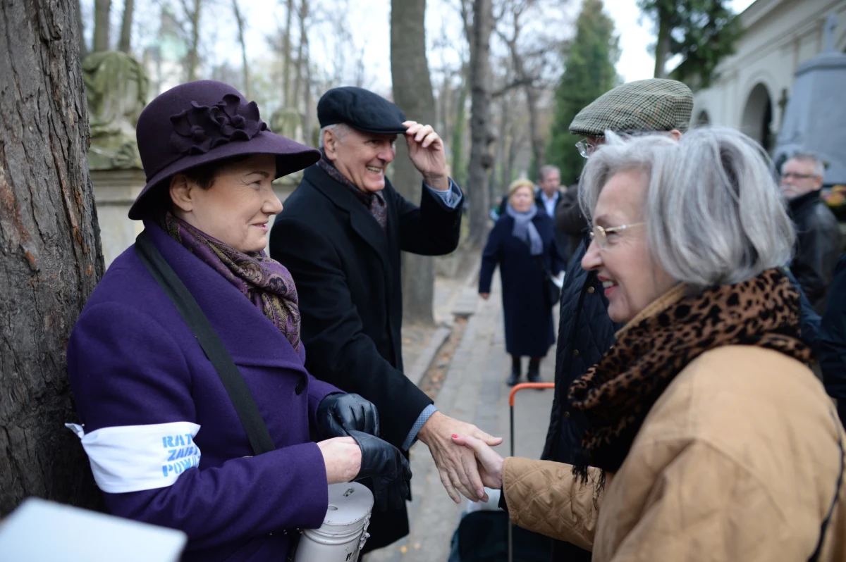W dniu Wszystkich Świętych na Cmentarzu Powązkowskim w Warszawie na rzecz ratowania zabytków tej najstarszej stołecznej nekropolii zebrano ponad 160 tys. zł. Informację przekazał przewodniczący Społecznego Komitetu Opieki nad Starymi Powązkami, Marcin Święcicki. 