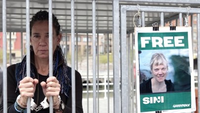 Działaczy Greenpeace przewożeni do aresztu w Petersburgu 