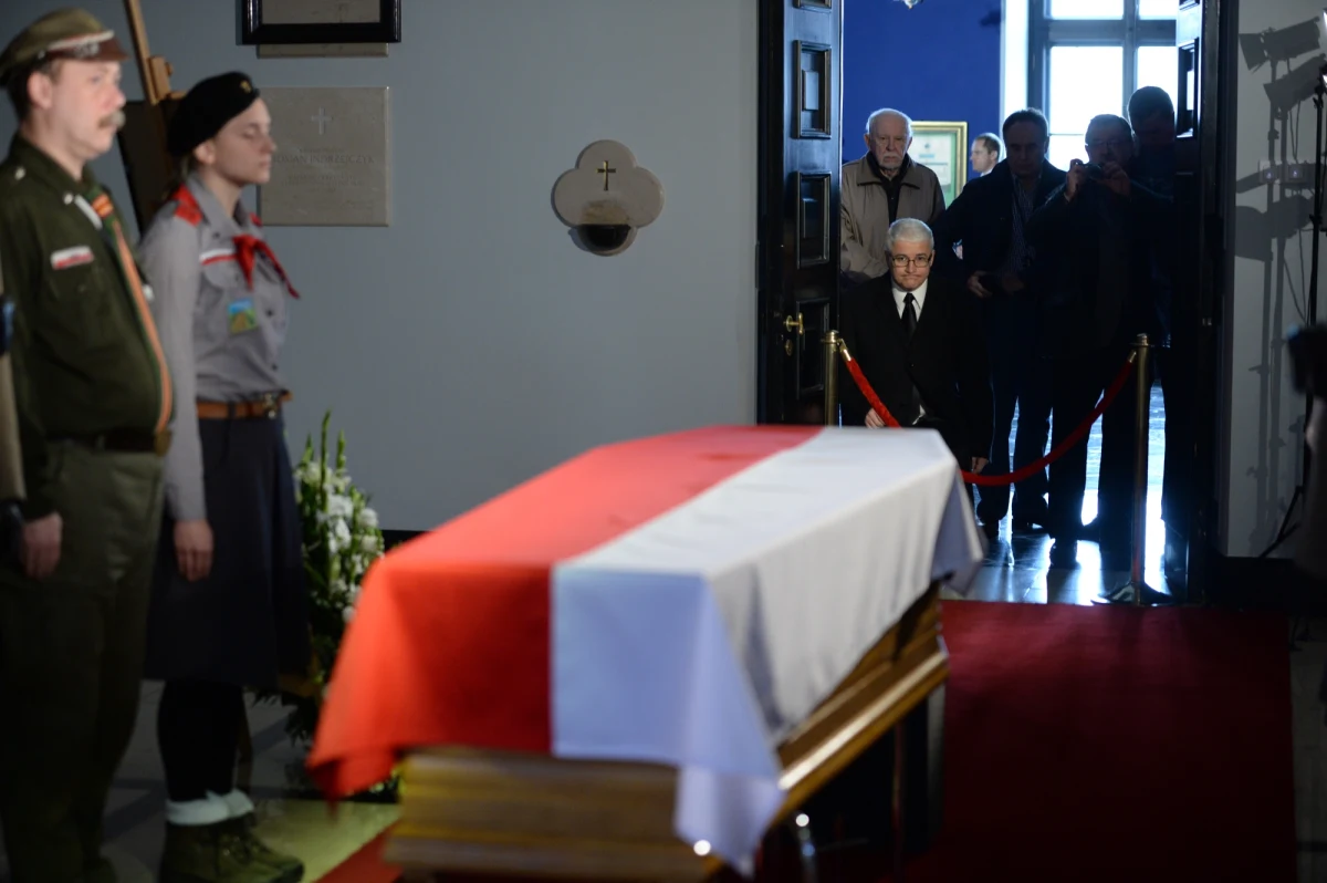 Trumna z ciałem Tadeusza Mazowieckiego została wystawiona w kaplicy Pałacu Prezydenckiego. Hołd zmarłemu premierowi można oddać do 18.00. W Sieni Wielkiej pałacu wyłożono natomiast księgę kondolencyjną, do której można się wpisać. 