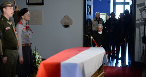 Trumna z ciałem Tadeusza Mazowieckiego została wystawiona w kaplicy Pałacu Prezydenckiego. Hołd zmarłemu premierowi można oddać do 18.00. W Sieni Wielkiej pałacu wyłożono natomiast księgę kondolencyjną, do której można się wpisać. 