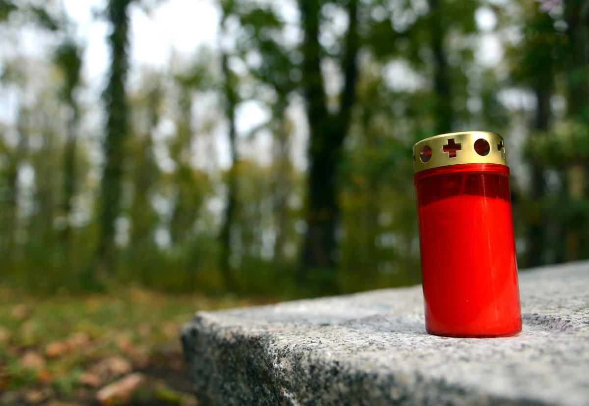 Światło, suto zastawiony stół i rozgrzany piec, to zwyczaje kultywowane przez naszych słowiańskich przodków 2 listopada. Niektóre z nich przetrwały do dziś, choćby w postaci zniczy, jakie zapalamy na grobach naszych bliskich. A jeszcze na początku XX wieku na groby zmarłych zanoszono jedzenie – mówi w rozmowie z RMF FM Iwona Świętosławska, kustosz Oddziału Etnografii Muzeum Narodowego w Gdańsku.