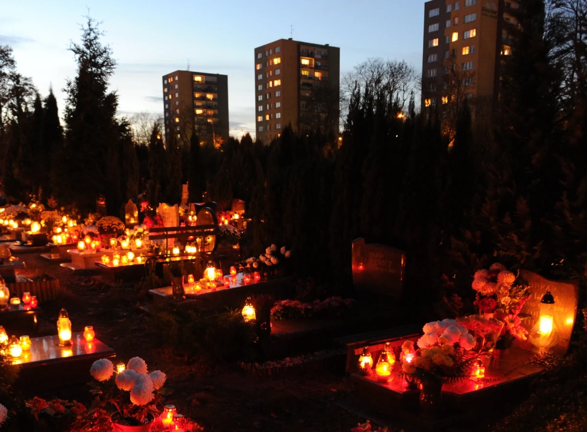 Na Dzień Zaduszny postanowiłem przywołać poniższy Prolog do wciąż w większości aktualnej "Rzeczy listopadowej" Ernesta Brylla.