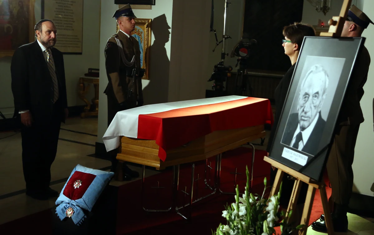 Przez całą sobotę warszawiacy żegnali Tadeusza Mazowieckiego w Pałacu Prezydenckim, gdzie wystawiono trumnę z ciałem byłego premiera. Według szacunków Kancelarii Prezydenta, do pałacowej kaplicy przyszło ok. 4,5 tys. osób.