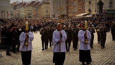 Tłumy warszawiaków żegnają Tadeusza Mazowieckiego