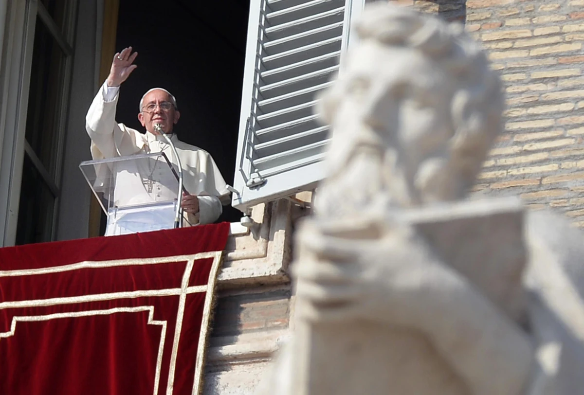 Papież Franciszek powiedział, że żaden zawód, pochodzenie społeczne ani grzech nie przekreśla nikogo w oczach Boga. Podczas spotkania z wiernymi na modlitwie Anioł Pański zachęcał grzeszników, by nie zapominali o Bożym miłosierdziu i przebaczeniu. 