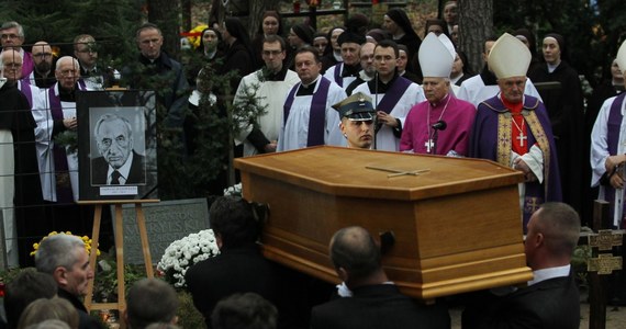 Trumna z ciałem Tadeusza Mazowieckiego została złożona w niedzielę w grobie na cmentarzu w podwarszawskich Laskach, gdzie pochowana jest także jego żona Ewa. Wcześniej odbyła się msza żałobna w warszawskiej Bazylice Archikatedralnej św. Jana Chrzciciela. 