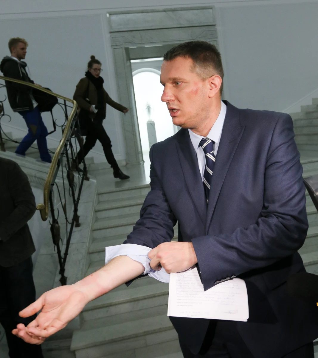 "To jest w moim interesie, żeby jak najszybciej ta sprawa została wyjaśniona. Złożę immunitet" - zapowiada w rozmowie z reporterem RMF FM Przemysław Wipler. "Chcę rozmawiać na temat faktów, a nie policyjnych pomówień" - dodaje. 