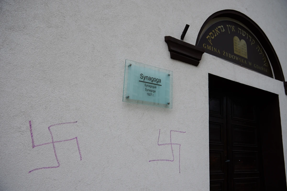 Policja szuka sprawcy, który wymalował na fasadzie przy drzwiach wejściowych do Nowej Synagogi w Gdańsku-Wrzeszczu swastyk i napisu SS. "Odbieramy to jako akt wyjątkowego barbarzyństwa" – powiedział rzecznik gdańskiej gminy żydowskiej Mieczysław Abramowicz.  