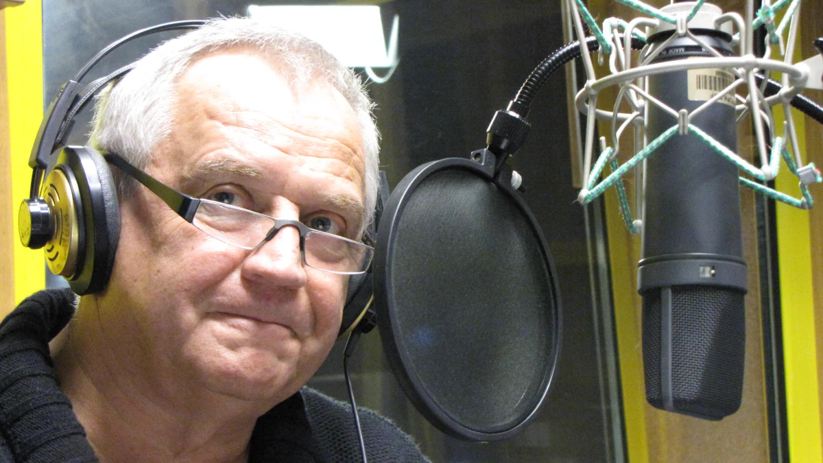 Kojarzymy go z ról twardzieli, ale niewielu z nas pamięta, że swoją przygodę z kinem zaczynał od żółtej ciżemki. Był Hrabią w "Panu Tadeuszu", kultowym pułkownikiem Kwiatkowskim i Kanią z "CK Dezerterów". Specjalnie dla dzieci postanowił zmierzyć się ze Słoniem Trąbalskim. Zobaczcie, jak mu się to udało!