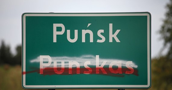 Śledztwo w sprawie niszczenia tablic z polskimi i litewskimi nazwami miejscowości w podlaskiej gminie Puńsk - umorzone. Śledczym nie udało się zatrzymać osób, które w czerwcu pomalowały białą i czerwoną farbą pięć tablic. 