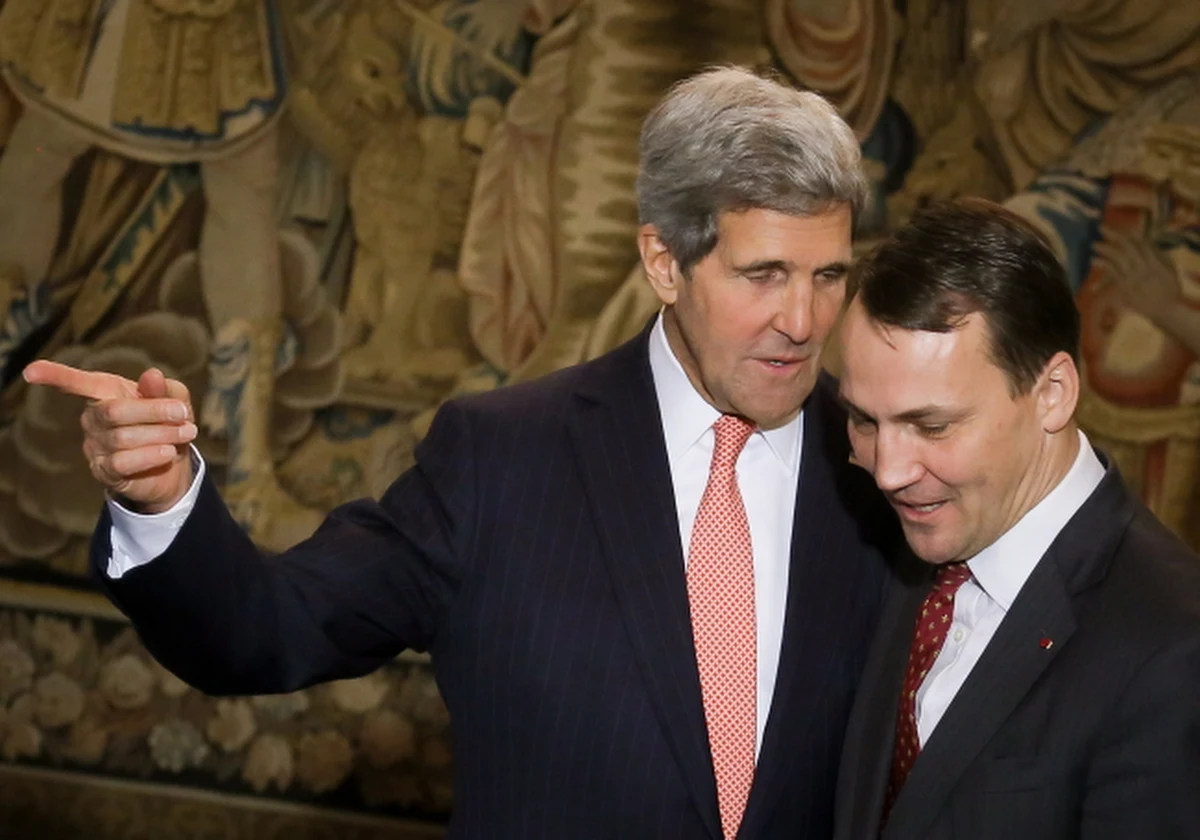 "Uzgodniliśmy bliższe konsultacje między naszymi służbami, jak zwalczać wspólne zagrożenie" - powiedział minister spraw zagranicznych Radosław Sikorski w odpowiedzi na pytanie, czy z sekretarzem stanu USA Johnem Kerrym rozmawiali o kwestii podsłuchów prowadzonych przez amerykański wywiad.