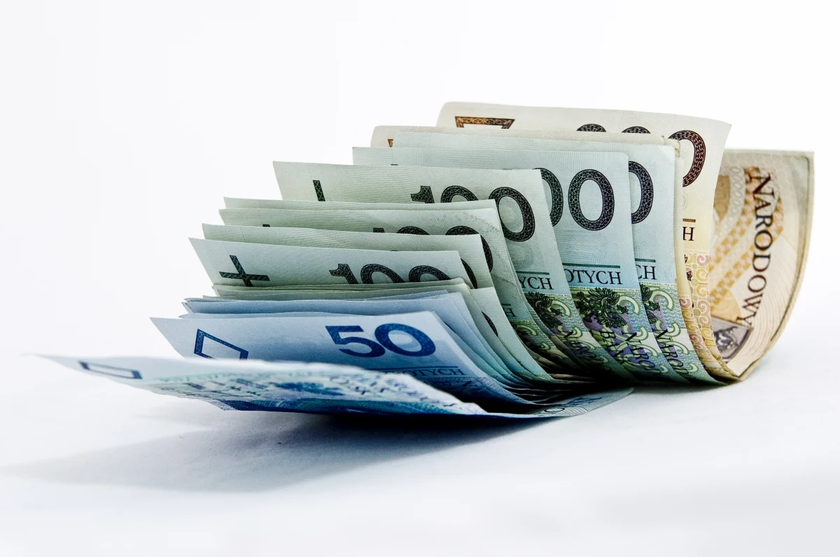 Oszustwa na ponad półtora miliona złotych - takie zarzuty postawiono szefowi firmy budowlanej w Tychach. Oskarżony miał oszukiwać inne budowlane spółki w 9 śląskich miastach. Akt oskarżenia trafił do Sądu Okręgowego w Katowicach.