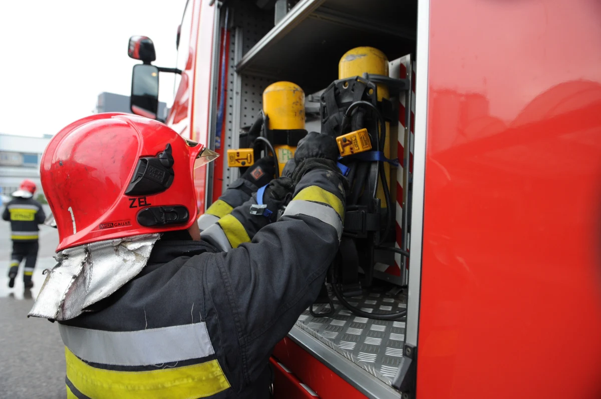 Ewakuowani mieszkańcy Żyrardowa na Mazowszu mogą wracać do swoich domów. Kilka godzin trwało usuwanie skutków uszkodzenia gazociągu na ulicy Wyspiańskiego. Strażacy cały czas monitorowali poziom stężenia gazu w studzienkach kanalizacyjnych i w budynkach. Według nich nie ma już zagrożenia wybuchem. Informację o ewakuacji dostaliśmy na Gorącą Linię RMF FM.